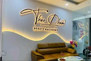 BACKDROP QUẦY LỄ TÂN THANH LAM CÓ ĐÈN